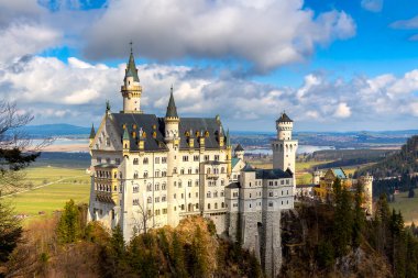 Dünyaca ünlü Neuschwanstein Şatosu 'nun güzel manzarası, Kral II. Ludwig için inşa edilen 19. yüzyıl Romanesk Diriliş Sarayı, Almanya' nın güneybatı Bavyera, Fussen yakınlarındaki manzaralı dağ manzarası