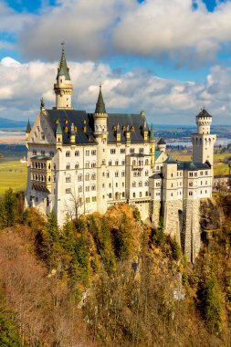 Dünyaca ünlü Neuschwanstein Şatosu 'nun güzel manzarası, Kral II. Ludwig için inşa edilen 19. yüzyıl Romanesk Diriliş Sarayı, Almanya' nın güneybatı Bavyera, Fussen yakınlarındaki manzaralı dağ manzarası