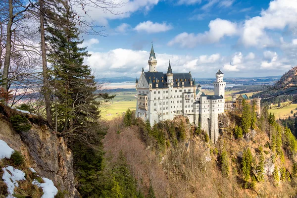 Schöne Aussicht auf das weltberühmte Schloss Neuschwanstein, das romanische Revival-Schloss aus dem 19. Jahrhundert, erbaut für König Ludwig II., mit malerischer Berglandschaft bei Füssen, Südwest-Bayern, Deutschland — Stockfoto