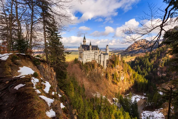 Bela vista do mundialmente famoso Castelo de Neuschwanstein, o palácio renascentista românico do século XIX construído para o rei Luís II, com paisagem montanhosa cênica perto de Fussen, sudoeste da Baviera, Alemanha — Fotografia de Stock