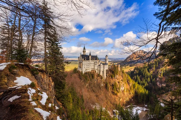 Bela vista do mundialmente famoso Castelo de Neuschwanstein, o palácio renascentista românico do século XIX construído para o rei Luís II, com paisagem montanhosa cênica perto de Fussen, sudoeste da Baviera, Alemanha — Fotografia de Stock