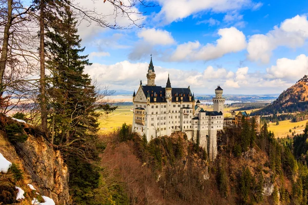 Vedere frumoasă a faimosului castel Neuschwanstein, palatul Renașterii Romanice din secolul al XIX-lea construit pentru regele Ludwig al II-lea, cu peisaj montan pitoresc lângă Fussen, sud-vestul Bavariei, Germania — Fotografie, imagine de stoc