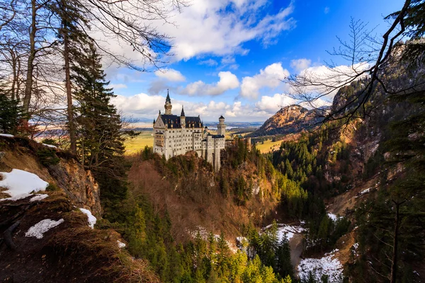 Piękny widok na słynny na całym świecie zamek Neuschwanstein, XIX-wieczny romański pałac Odrodzenia zbudowany dla króla Ludwika II, z malowniczym krajobrazem górskim w pobliżu Fussen, południowo-zachodnia Bawaria, Niemcy — Zdjęcie stockowe