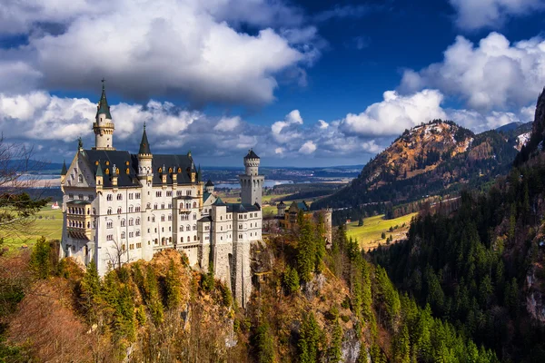 Alpy a jezera v letním dni v Německu. Převzato z kopce vedle zámku Neuschwanstein — Stock fotografie