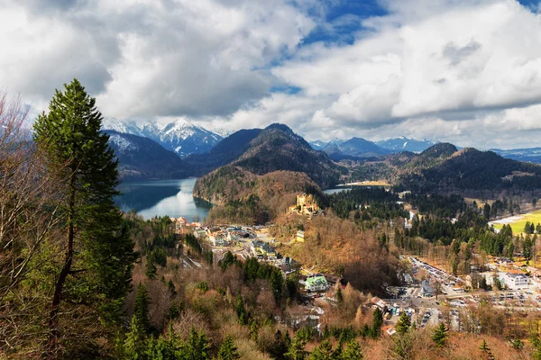 Alpi și lacuri într-o zi de vară în Germania. Luate de pe dealul de lângă castelul Neuschwanstein — Fotografie, imagine de stoc