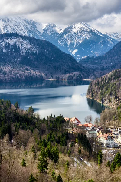 Alpen en meren in een zomerdag in Duitsland. Genomen vanaf de heuvel naast kasteel Neuschwanstein — Stockfoto