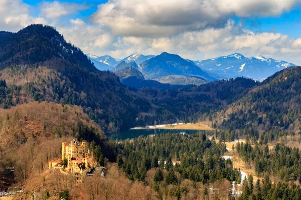 Alperna och sjöar i en sommardag i Tyskland. Tas från kullen intill slottet Neuschwanstein Royaltyfria Stockbilder