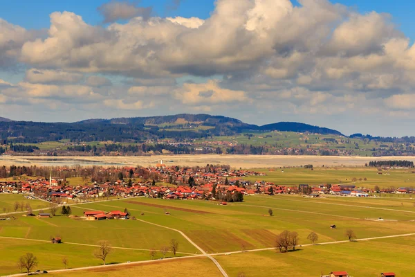 Pohled na Fussen vesnice a krajiny z hradu Schloss Hohenschwangau, Bavorsko, Německo — Stock fotografie