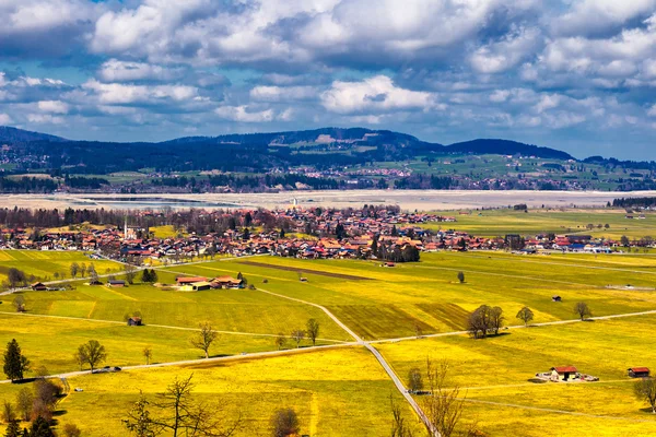 Pohled na Fussen vesnice a krajiny z hradu Schloss Hohenschwangau, Bavorsko, Německo — Stock fotografie