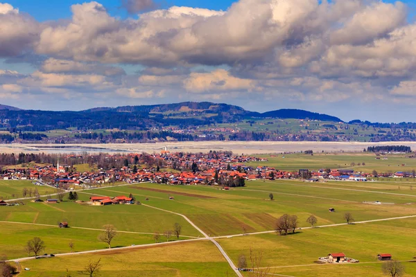 Weergave van Fussen dorp en landschap van Schloss Hohenschwangau Castle, Beieren, Duitsland — Stockfoto