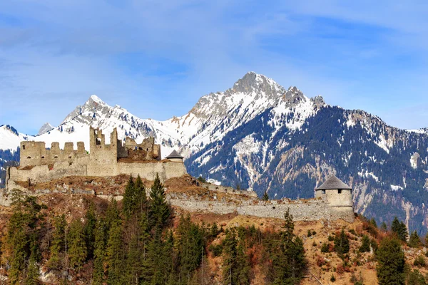 Paysage dans les Alpes avec montagnes verdoyantes fraîches — Photo