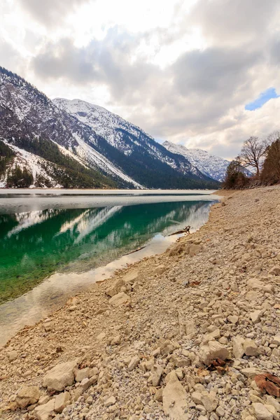 Krajobraz jeziora Plansee i Alpy — Zdjęcie stockowe