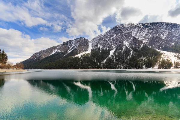 Krajina Plansee jezero a Alpy — Stock fotografie