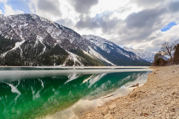 Krajobraz jeziora Plansee i Alpy — Zdjęcie stockowe