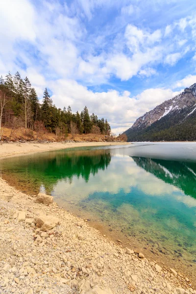 Krajobraz jeziora Plansee i Alpy — Zdjęcie stockowe