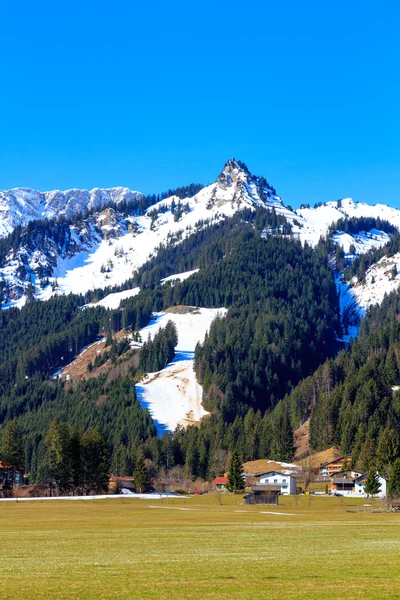 Blick in die Landschaft auf die Stadt Reutte — Stockfoto