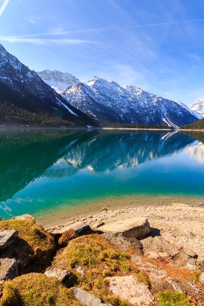 Panoramy wiosna jeziora Plansee — Zdjęcie stockowe