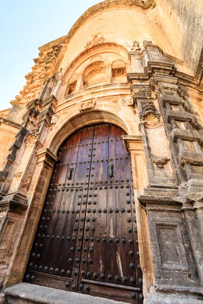 Puerta lateral de la Iglesia de Santa Maria La Mayor — Foto de Stock