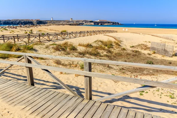 Boardwalk and fence on sandy beach — Stock Photo, Image