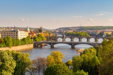 Köprü Vltava Nehri üzerinde doğal görünümü 