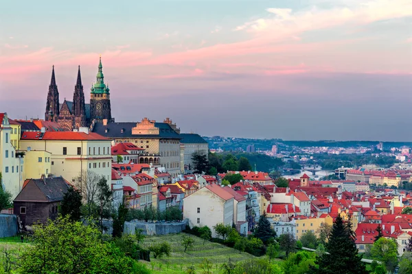 Panorama över Prag från Petrin trädgårdar, slott och St. Vituskatedralen synliga av vänster, broar och floden Moldau i bakgrunden, Tjeckien — Stockfoto