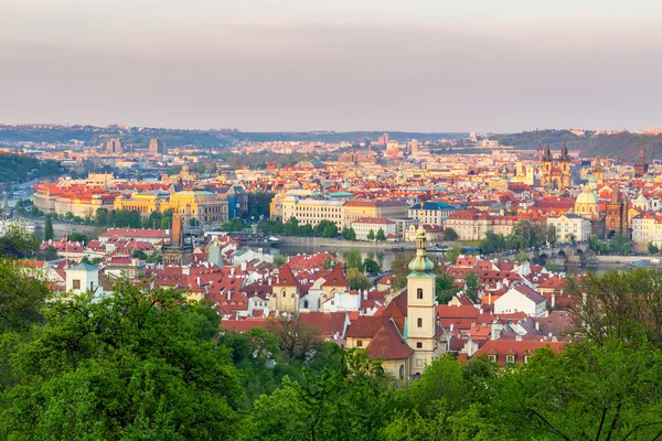 Terrakottarote Dächer der Stadt Prag — Stockfoto