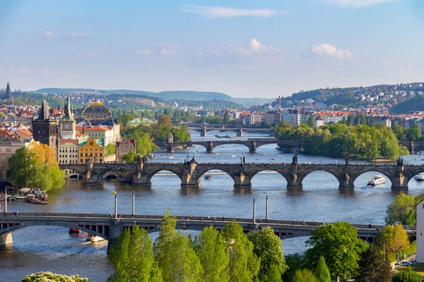 Festői kilátással a Moldva folyón a híd — Stock Fotó