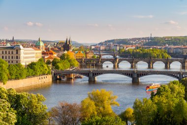 Köprü Vltava Nehri üzerinde doğal görünümü 