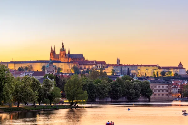 Castelo de Praga e rio Vltava ao pôr-do-sol, República Checa — Fotografia de Stock