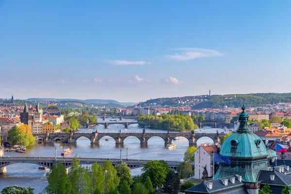 Vacker utsikt över broar på floden Vltava — Stockfoto