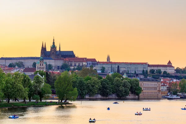 Castelo de Praga e rio Vltava ao pôr do sol — Fotografia de Stock