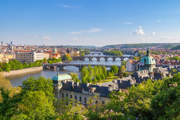 Schilderachtig uitzicht van bruggen over de rivier de Moldau — Stockfoto