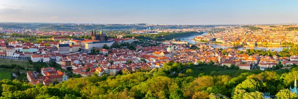 Prague city panorama vid solnedgången — Stockfoto