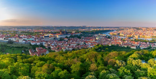Aussichtsreiche Sommer-Luftaufnahme der Altstadt. — Stockfoto