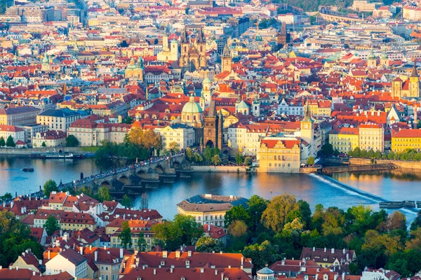 Panorama der Moldau und der Karlsbrücke — Stockfoto