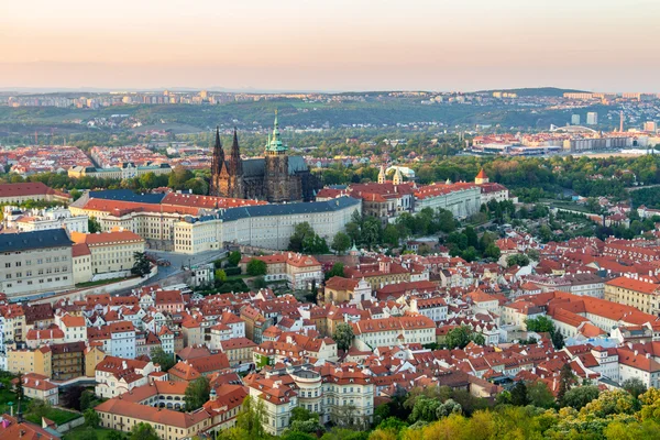 Vista do Castelo de Praga com Catedral de São Vito — Fotografia de Stock