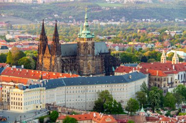 St. Vitus Katedrali ile Prag Kalesi'nin görünümü 
