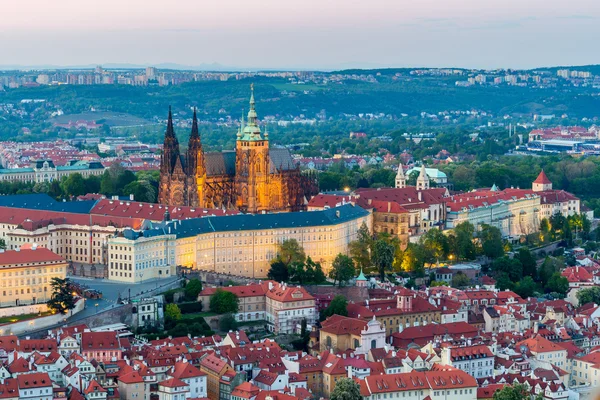 Utsikt över Pragborgen med St. Vitus-katedralen — Stockfoto