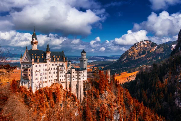 Château de Neuschwanstein avec feuillage rouge — Photo