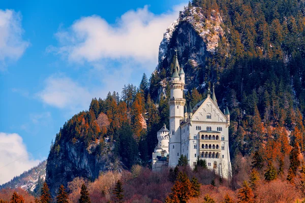 Neuschwanstein kasteel met rood loof — Stockfoto