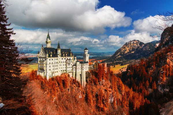 新天鹅城堡与红色叶子 — 图库照片