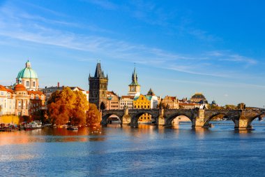 Vltava Nehri ve Kenan köprü görünümü