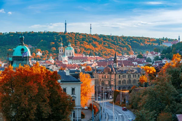 Prag, Czezh republiken. Natursköna hösten Flygfoto över gamla stan med röda blad filter används. — Stockfoto