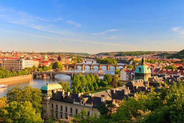 Jarní panorama Prahy z Prahy Hill — Stock fotografie
