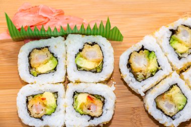 Çeşitli taze sushi