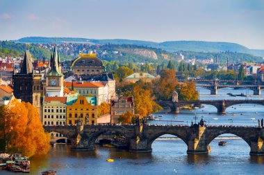 Vltava Nehri ve Kenan köprü görünümü