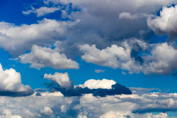 Blå himmel med stormigt moln — Stockfoto