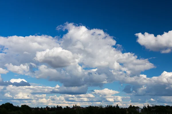 Cielo blu con nuvole tempestose — Foto Stock
