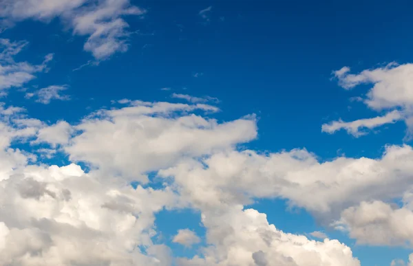 Blå himmel med stormigt moln — Stockfoto