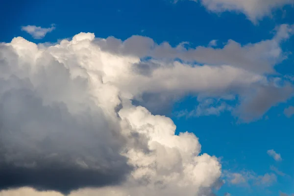 Blå himmel med stormigt moln — Stockfoto